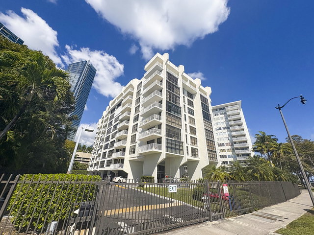 Brickell Shores  photo 2